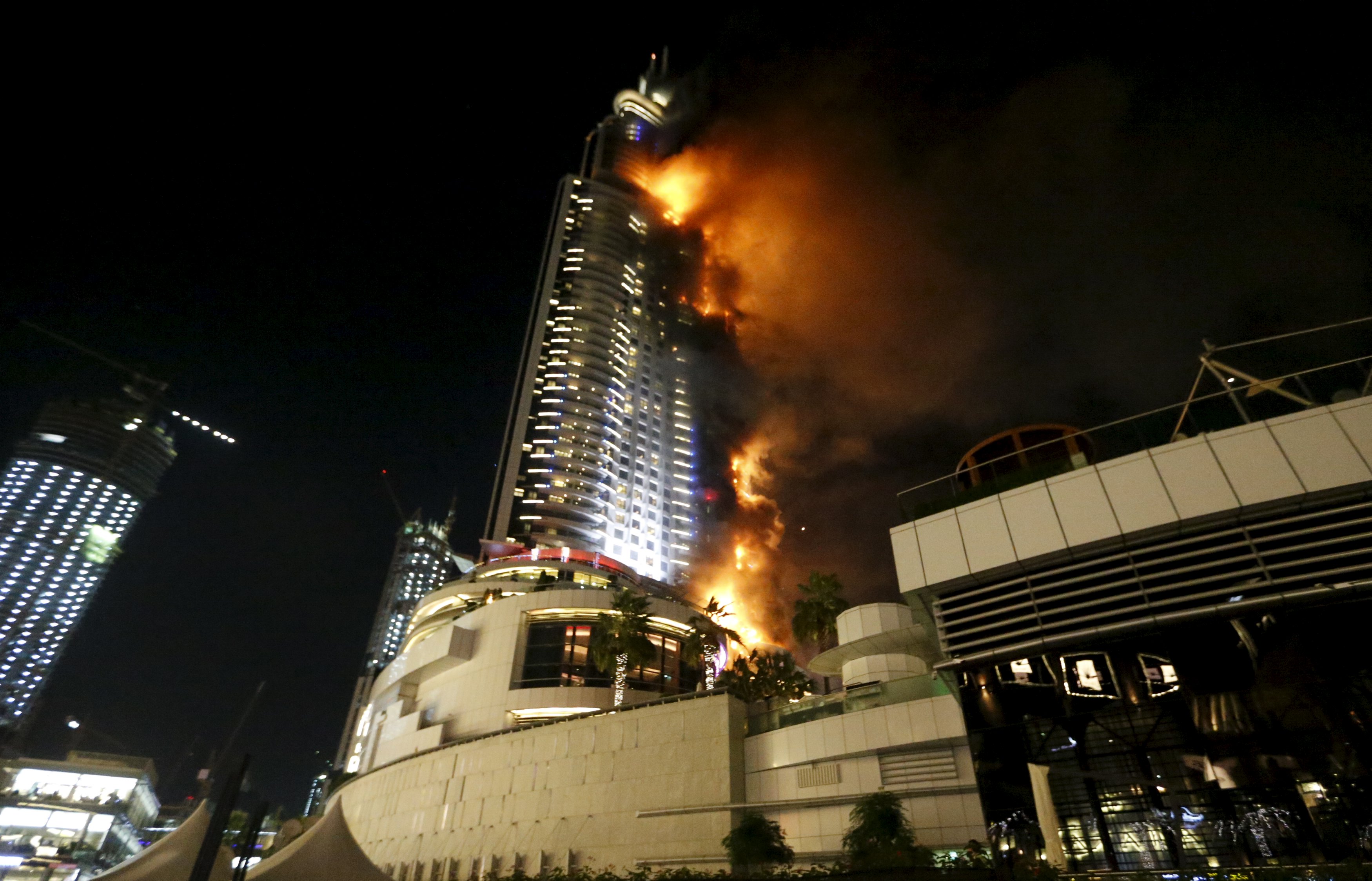 Что сейчас творится в дубае. Бурдж Халифа пожар. Пожар в ОАЭ небоскреб. Бурдж-Халифа Дубай горит. Бурдж-Халифа Дубай пожар.