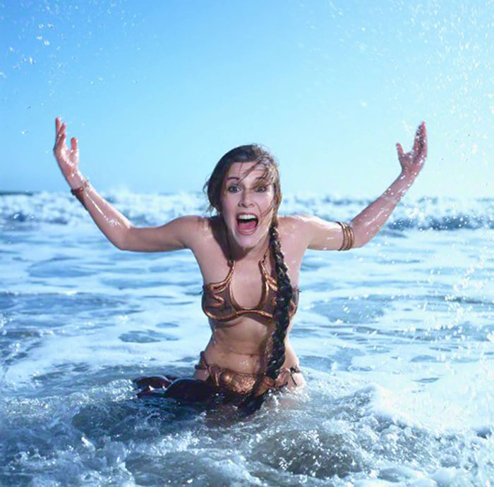 Una de las fotos que inmortalizaron a Carrie Fisher y la Princesa Leia como un sexsymbol para Rolling Stone