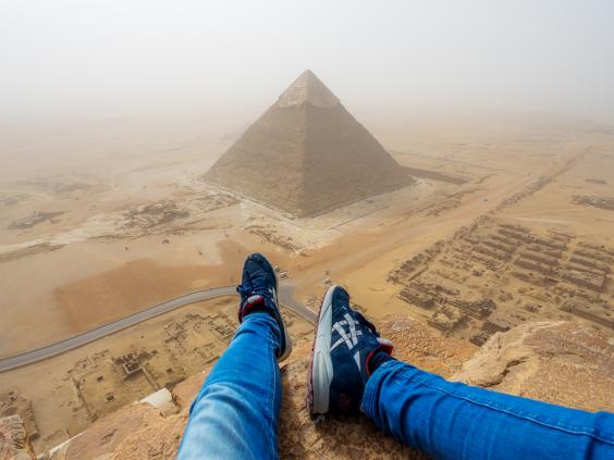 Alguien escalÃ³ la pirÃ¡mide de Giza en Egipto y captÃ³ todo en video -  Sopitas.com