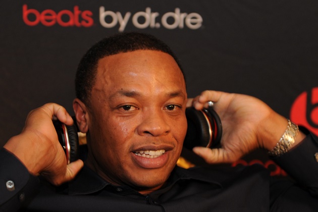 1/7/2009 Las Vegas Nevada, CES -- Dr. Dre, record producer/rapper shows off his new headphones. Note- Mike Snider is writing something on this. Photo by Tim Loehrke, USAToday (Via MerlinFTP Drop)