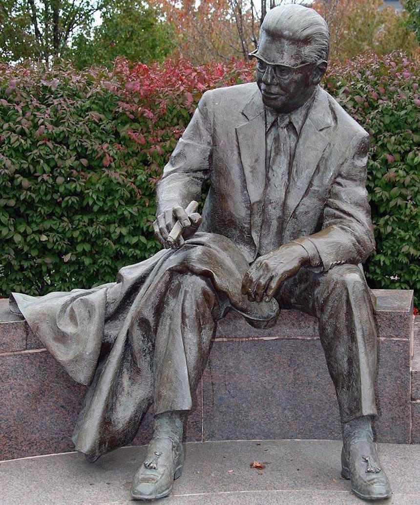 Art-Rooney-statue