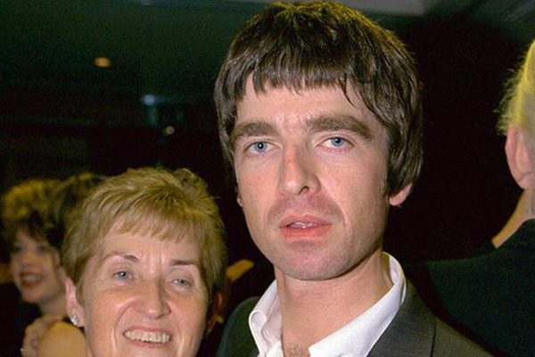 Noel y Liam Gallagher mama
