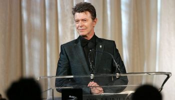Colocan placa conmemorativa a David Bowie en Berlin