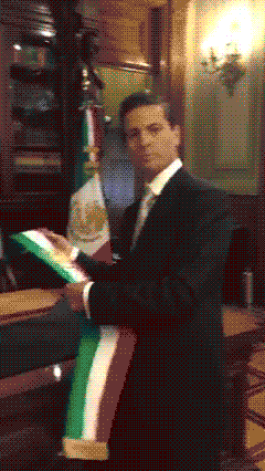 Enrique Peña Nieto tira la banda presidencial.