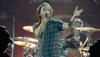 Eddie Vedder expulsa a fan que molestaba a una mujer