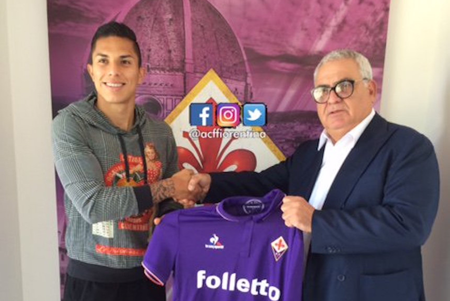 Carlos Salcedo durante la presentación con su nuevo equipo, la Fiorentina