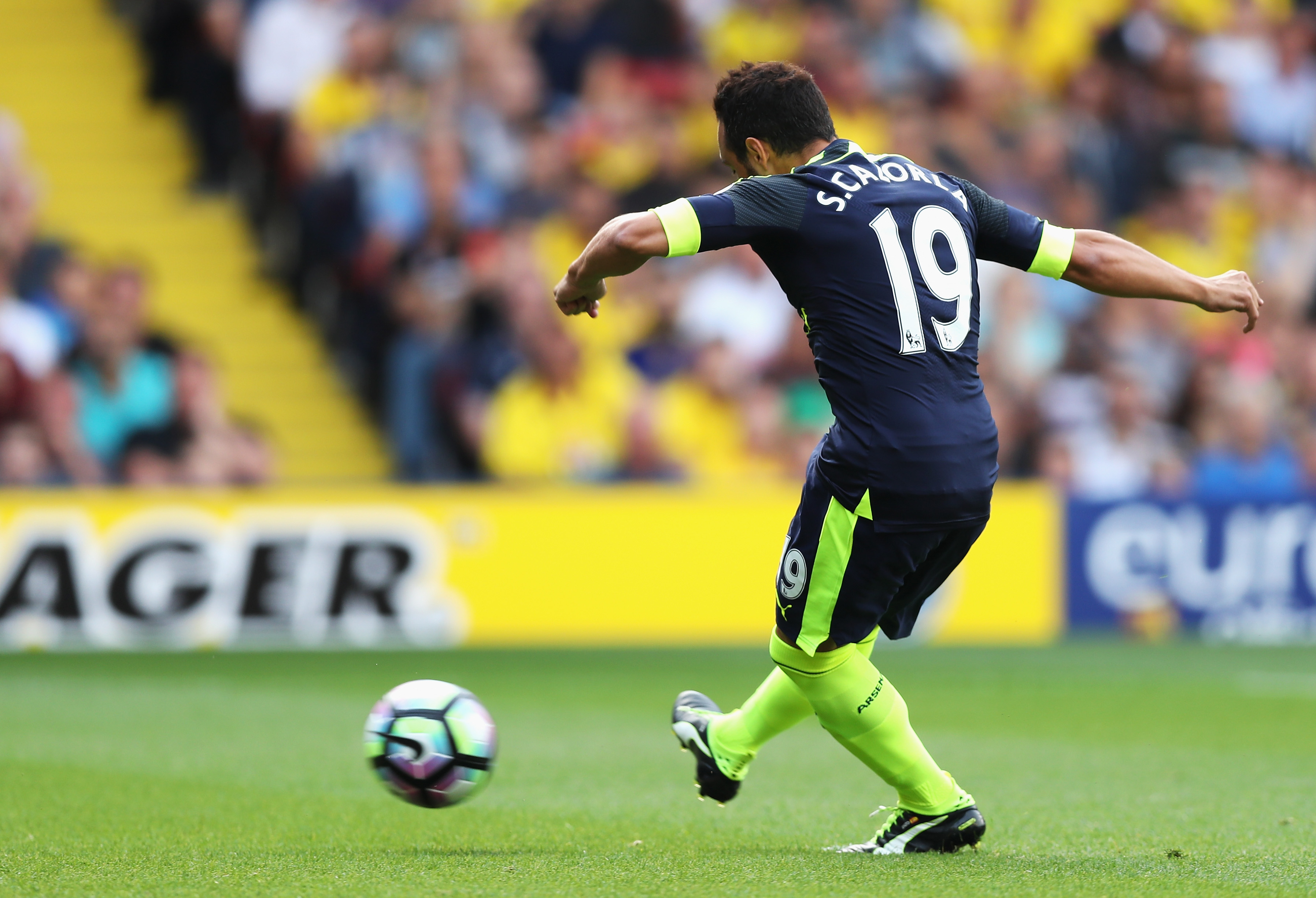 Santi Cazorla marca el primer gol de penal del encuentro entre el Arsenal y el Watford 