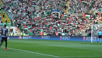 Los aficionados del Celtic desplegaron banderas de palestina durante su partido en la Champions League
