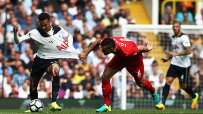 El balón se disputa de manera fuerte en el encuentro entre el Tottenham y el Liverpool