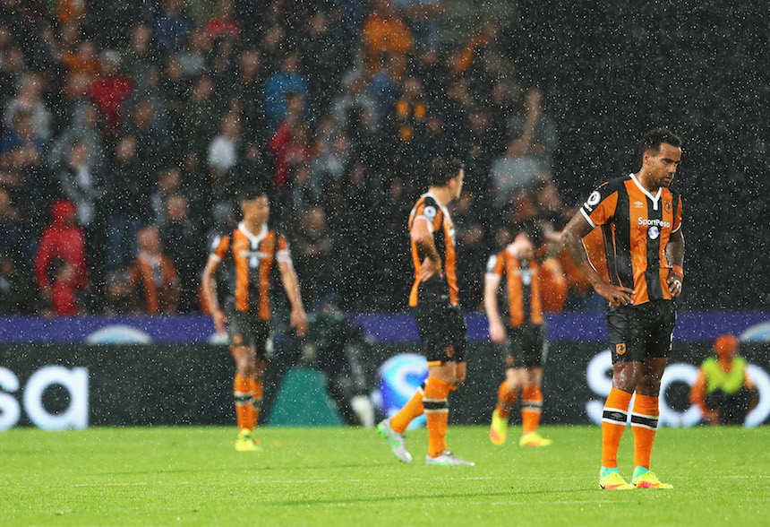 Los jugadores del Hull City se mostraron decepcionados después del gol del manchester united