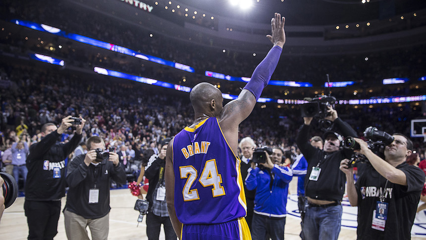 Kobe Bryant agradeciendo a la afición en su último juego en Filadelfia