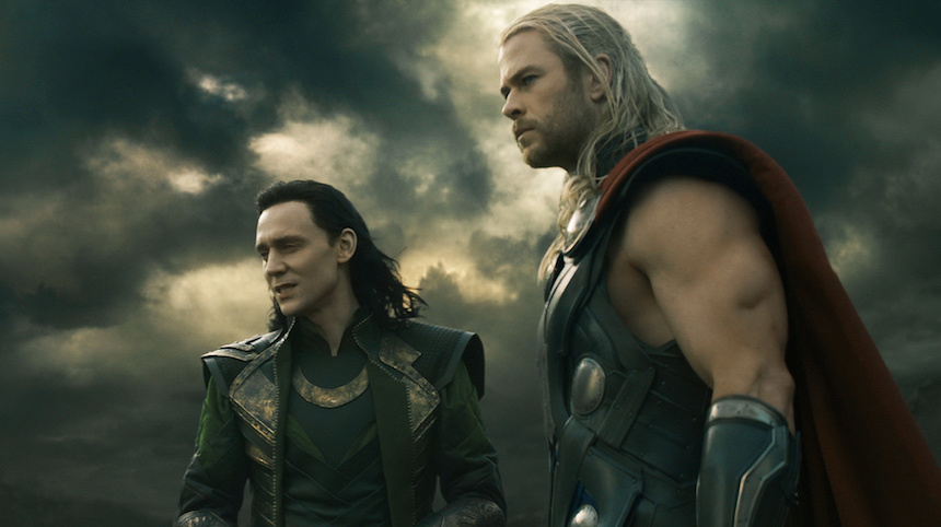 Tom Hiddlestone y Chris Hemsworth en Thor: Ragnarok