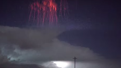 Extrañas luces rojas fueron vistas durante una tormenta en Nebraska, en un video que fue grabado en mayo de 2016