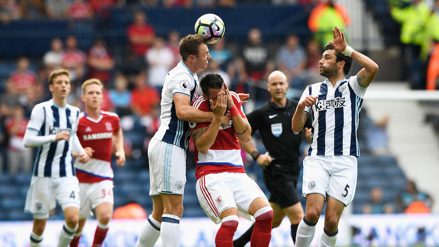 Álvaro Negredo pelea el balón en el encuentro de su equipo, el Middlesbrough contra el West Bromwich 