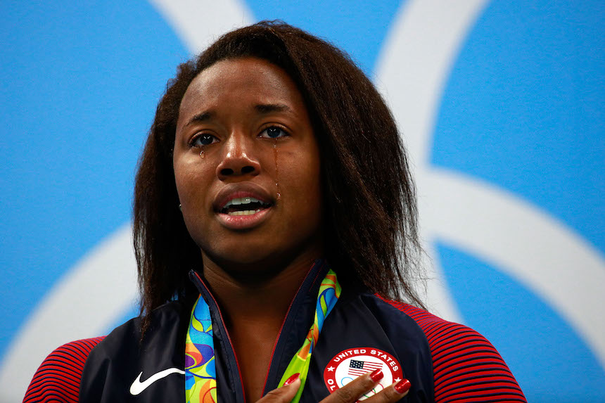 Simone Manuel lloró al momento de escuchar el himno de su país después de ganar la medalla de oro 