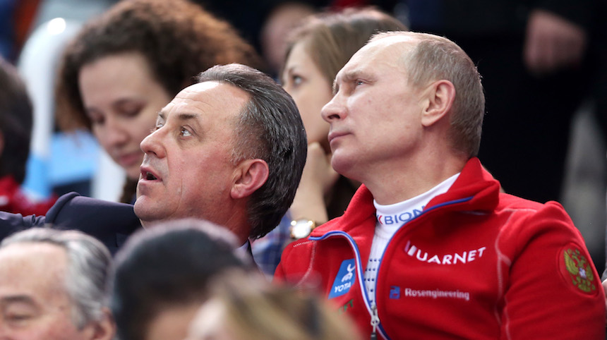 Vladimir Putin y Vitali Mutko observan las competencias en los Juegos de Sochi 
