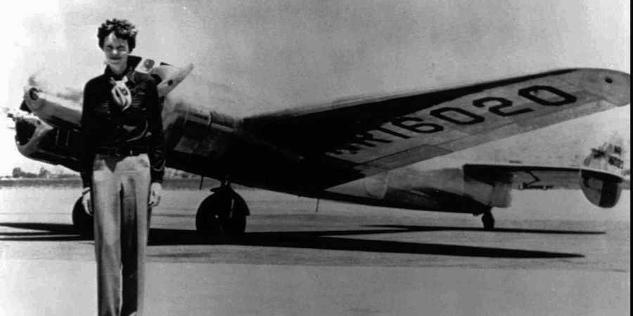 Amelia Earhart junto al avión Lockheed Electra