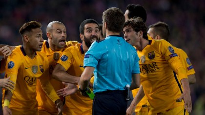 Jugadores del Barcelona le reclaman al árbitro una decisión