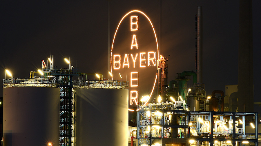 La empresa Bayer busca comprar a Monsanto, los mayores productores de semillas transgénicas en el mundo