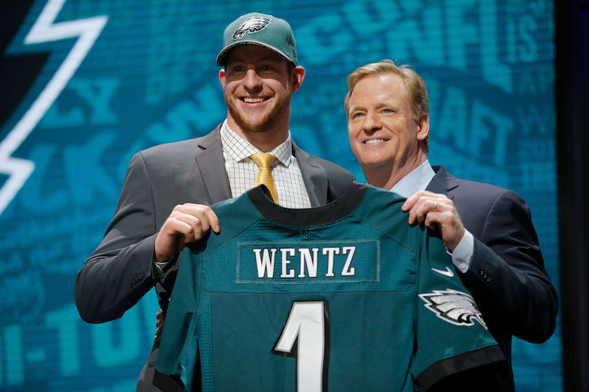 Carson Wentz no tendrá que esperar mucho para recibir su primera oportunidad para brillar en la NFL 