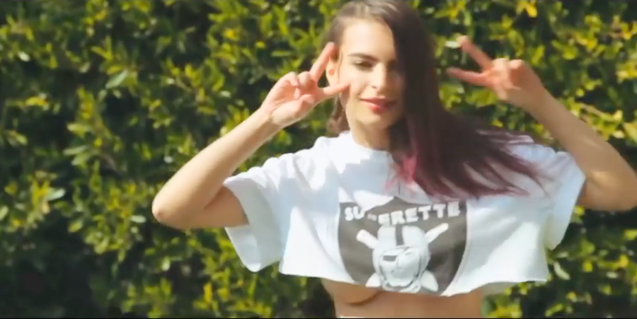 La modelo Emily Ratajkowski volvió a hacer un topless