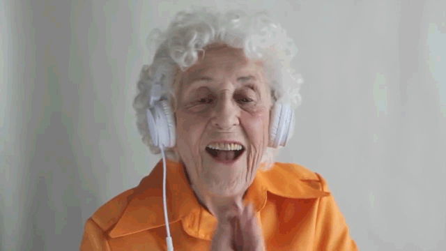 gif-abuela-audifonos