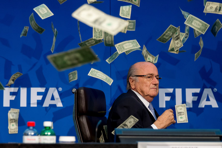 A blatter le tiraron dinero acusando de corrupción 