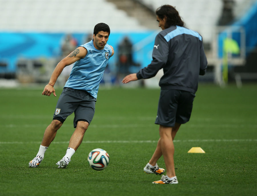 Suarez y Cavani se alistan para el duelo en Montevideo