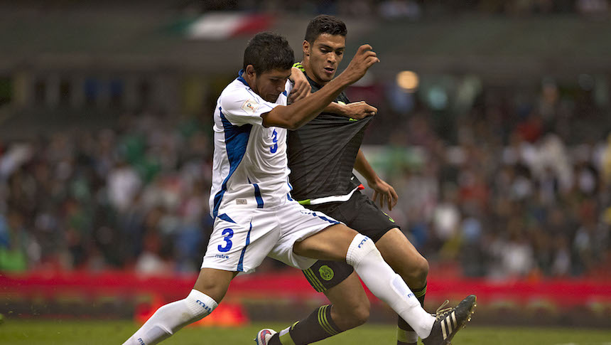Raúl Jiménez pelea un balón en el juego de eliminatorias contra El Salvador