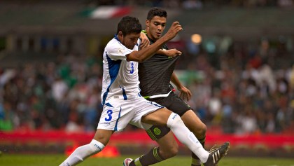 Raúl Jiménez pelea un balón en el juego de eliminatorias contra El Salvador