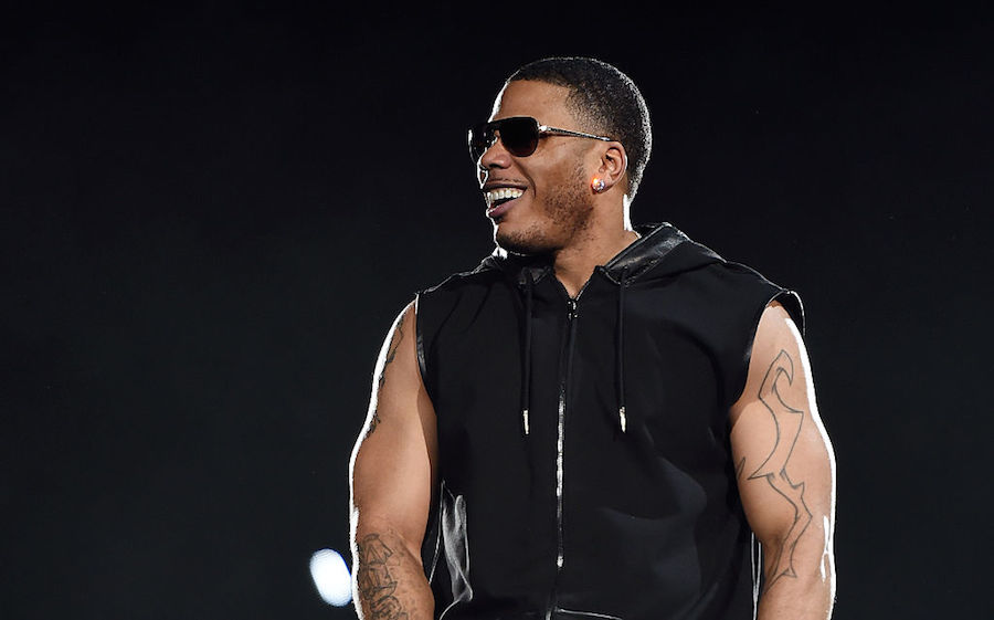 Los fans del rapero Nelly, escuchan una de sus canciones para ayudarlo pagar sus impuestos.