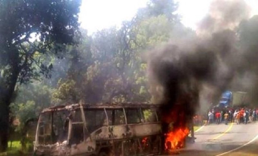 normalistas-camion-incendiado-michoacan-enfrentamiento