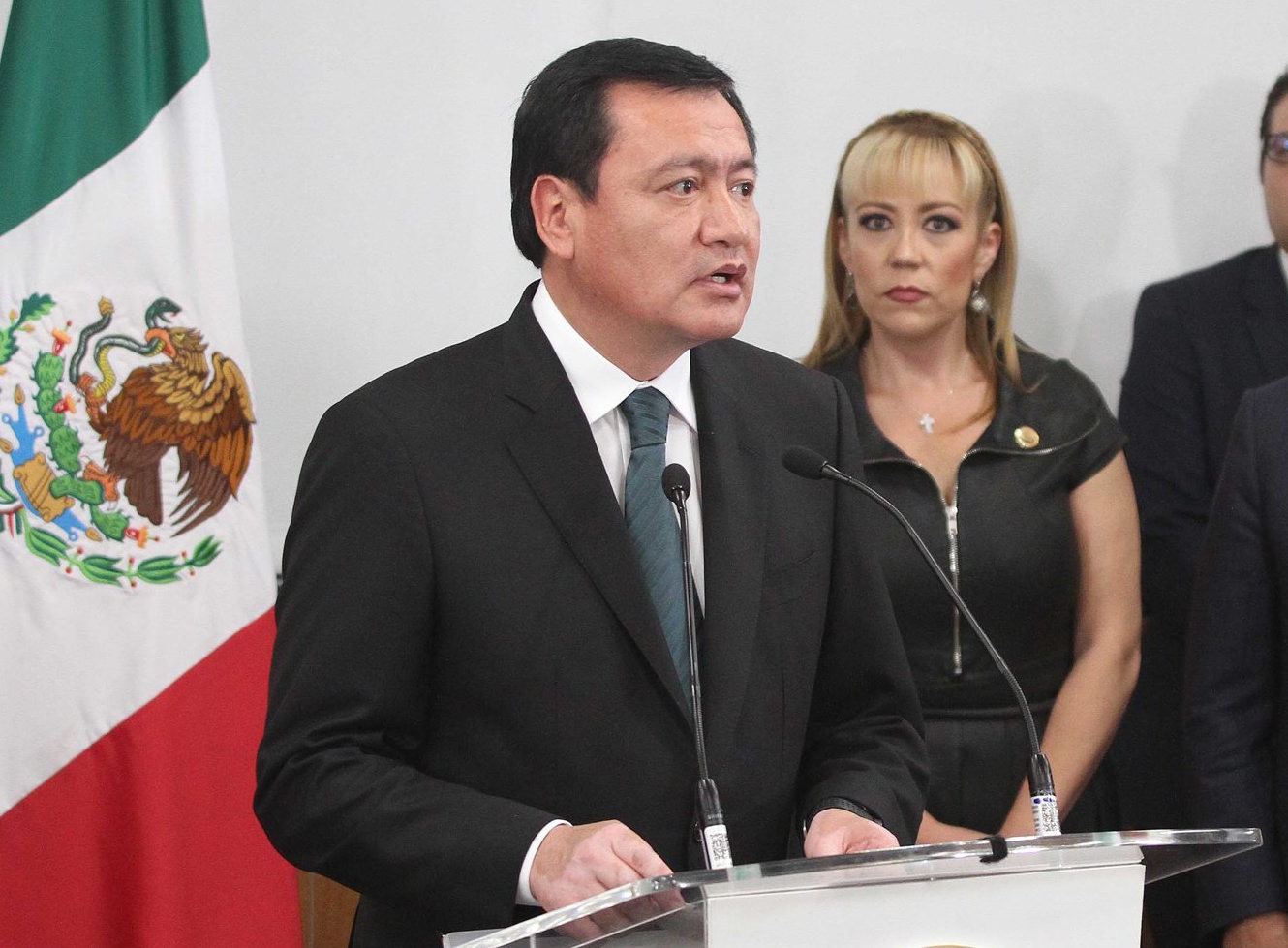 El Secretario de Gobernación, Miguel Ángel Osorio Chong, reconoce a funcionarios tras cambios en el gabinete