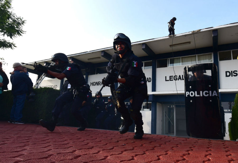 EL jefe policiaco de Chilchota fue detenido luego del arresto de 49 normalistas que incendiaron camiones