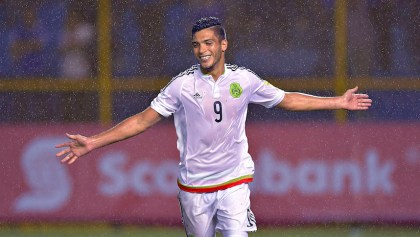 Raúl Jiménez celebrando su gol ante El Salvador