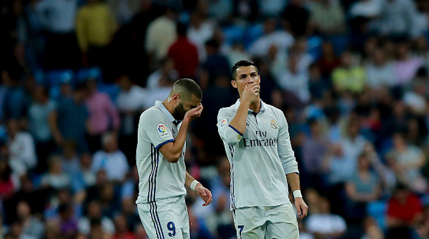 Karim Benzema y Cristiano Ronaldo lamentando el empate del Real Madrid