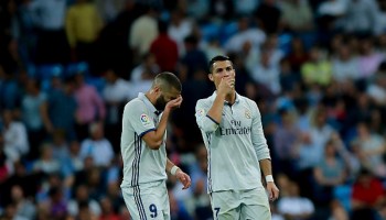 Karim Benzema y Cristiano Ronaldo lamentando el empate del Real Madrid
