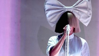 Sia mostró su apoyo a Hillary Clinton con un video.