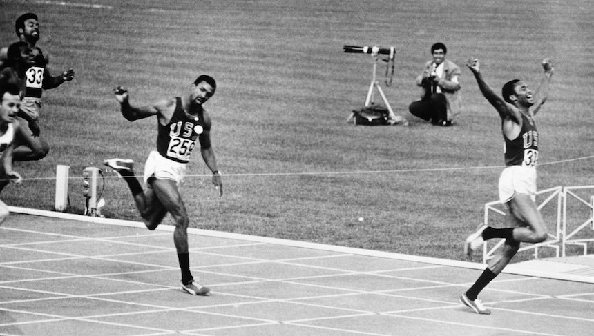 Tommie Smith (derecha) y John Carlos (izquierda) durante los 200 metros en los Juegos Olímpicos De México 1968.