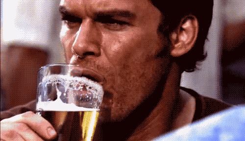 Dexter bebiendo cerveza - GIF