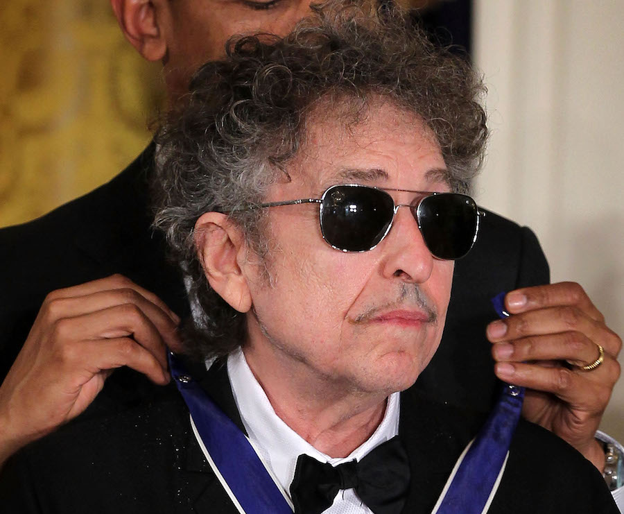 Bob Dylan irá a la ceremonia del Premio Nobel de Literatura... en caso que pueda