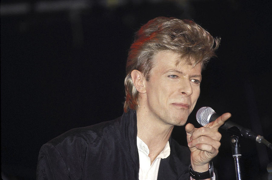Escuchen una canción de David Bowie.