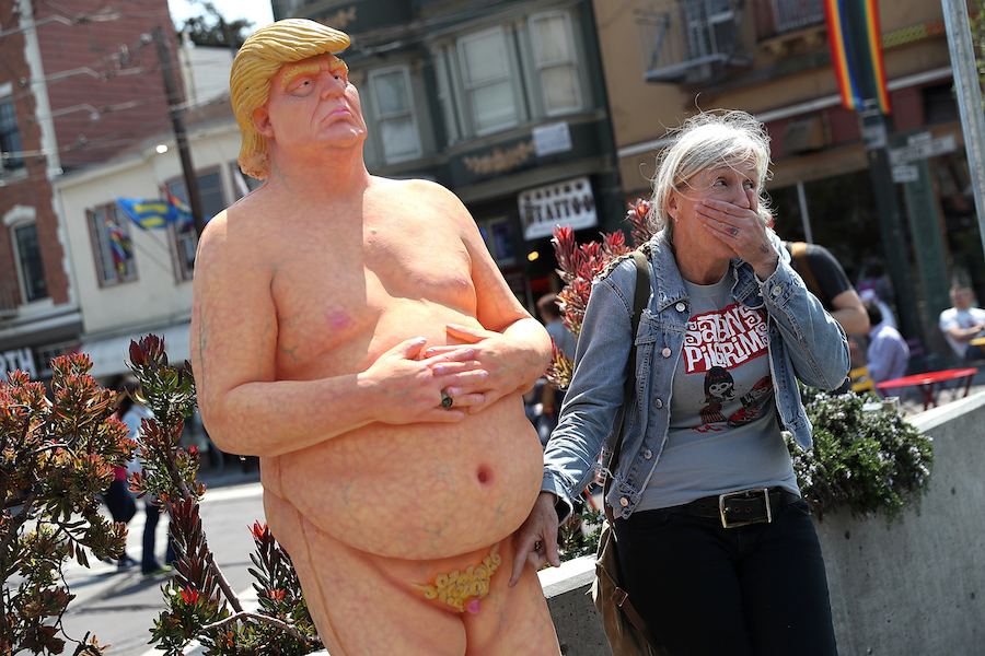 Desnudan a Hillary Clinton en Nueva York: aparecen esculturas de la candidata demócrata en tamaño real