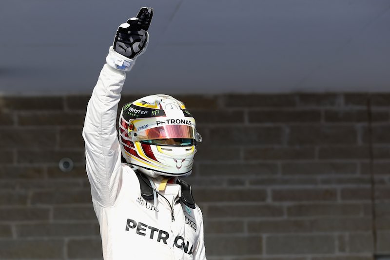 Lewis Hamilton saluda
