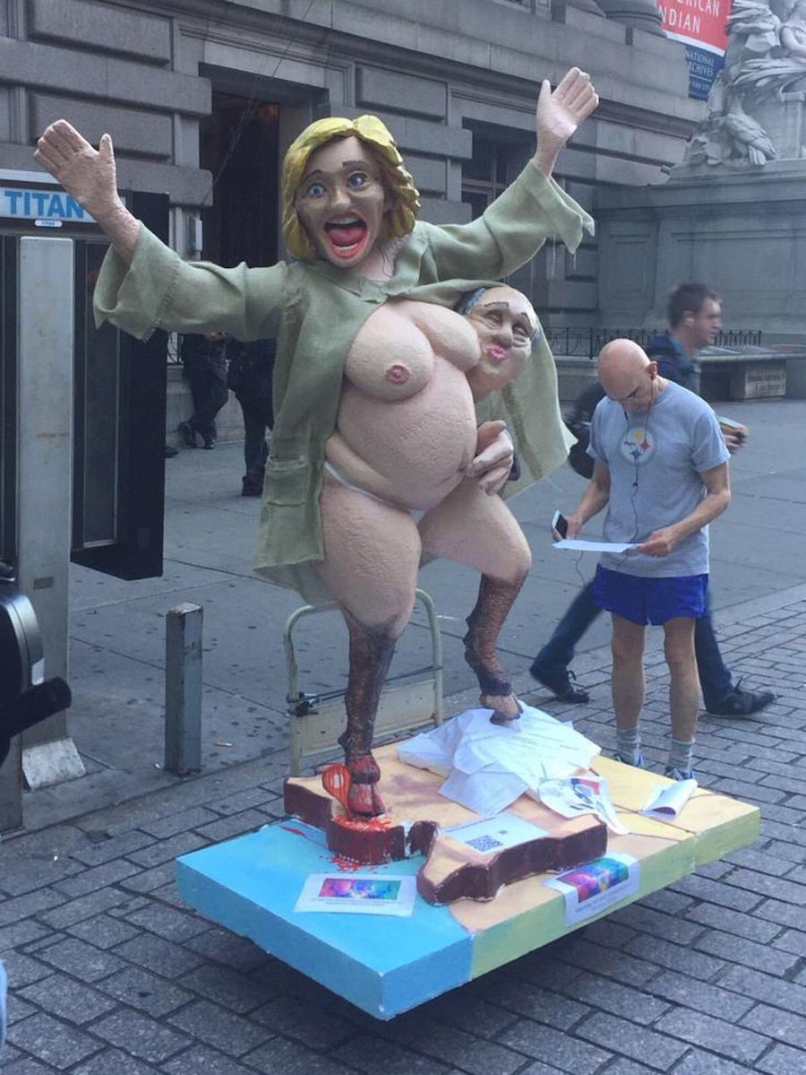 Una escultura de la candidata presidencial del Partido Demócrata, Hillary Clinton, apareció en Nueva York y causó alboroto