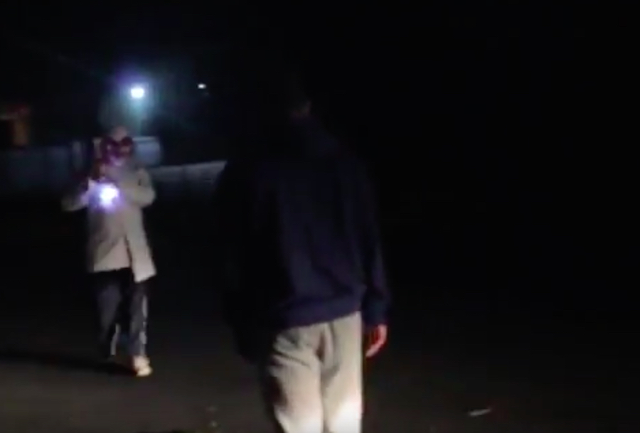 Un joven es atacado por un sujeto con disfraz de payaso