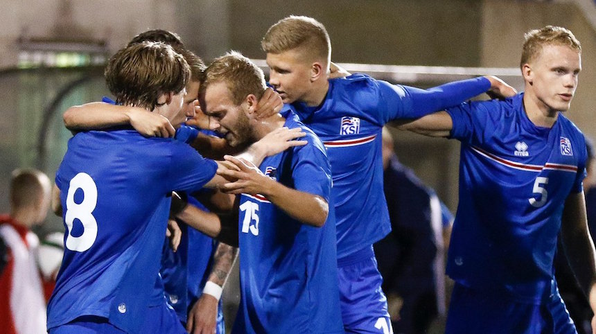 Islandia celebrando gol