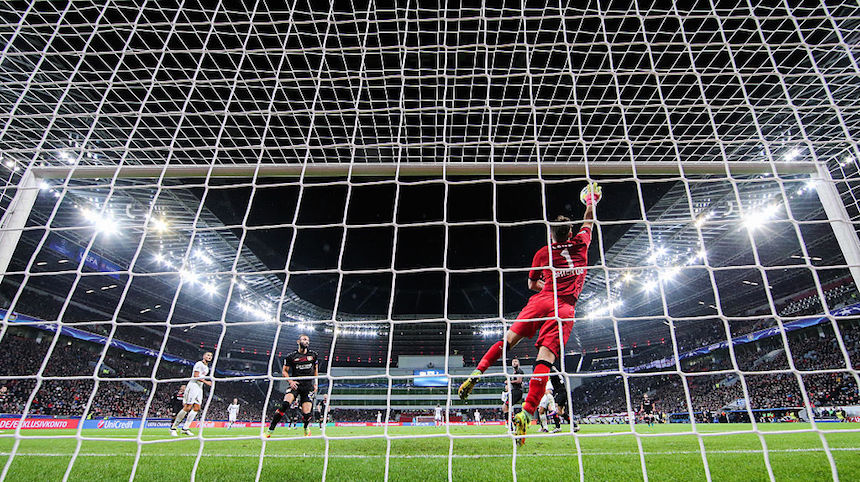 El portero del Bayer evitó el primer gol del juego 