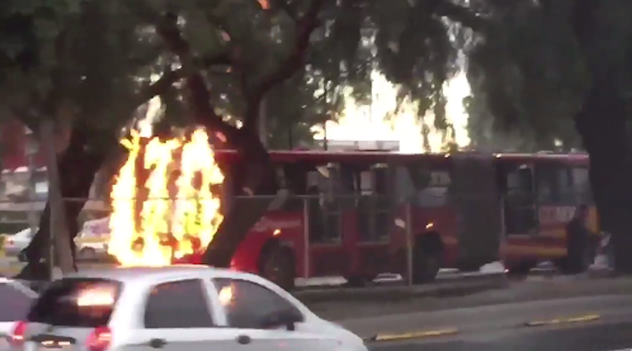 Encapuchados incendiaron una unidad del metrobús cerca de Ciudad Universitaria... otra vez