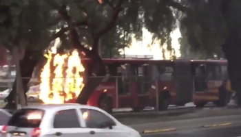Encapuchados incendiaron una unidad del metrobús cerca de Ciudad Universitaria... otra vez